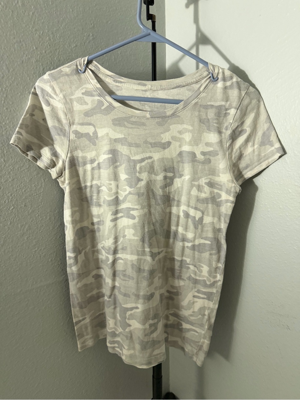 GAP Women's Short Sleeve Camo Tee in Cream and Gray